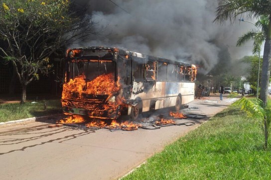Ônibus da linha 725 foi incendiado dentro do Campus da UFG