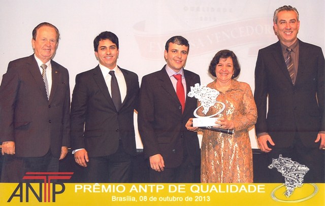 Representantes da HP durante a entrega do troféu, em Brasília