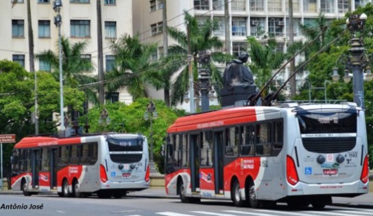 Ônibus são meios de transporte que trazem benefícios ambientais que são ampliados quando poder público estimula a aplicação de soluções mais limpas, como ônibus elétricos