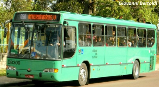 Ônibus em Curitiba. Após defasagem alegada pelas empresas, tarifa terá aumento.